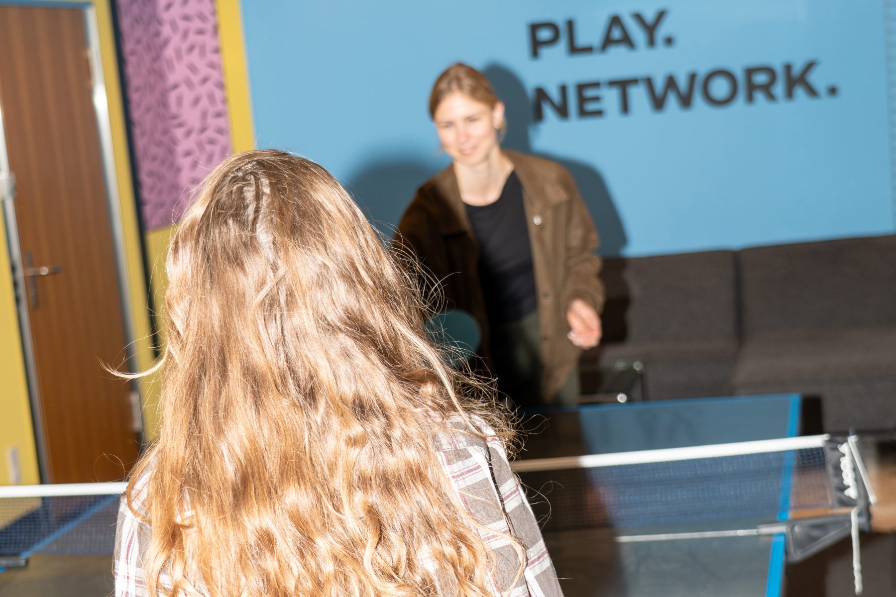 Zwei junge Frauen spielen Tischtennis. | SR-STUDIOS